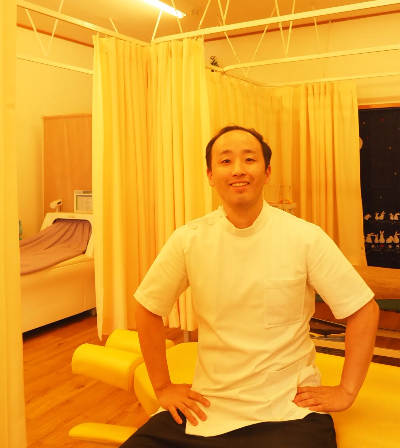 施術室にいるさの整骨院の施術者